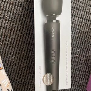 LE WAND BLACK RECHARGEABLE MASSAGER (UNIVERSAL)